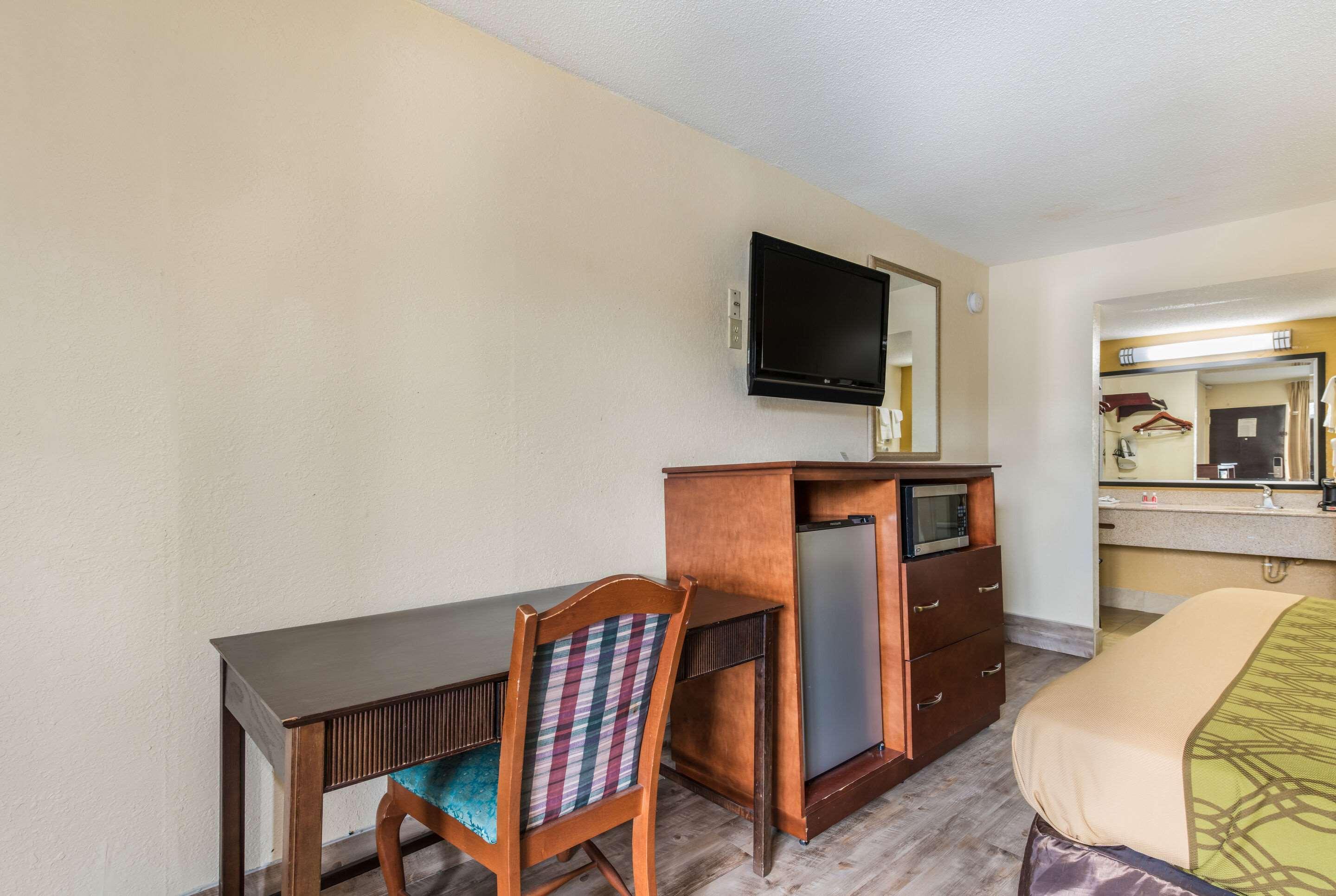 Econo Hotel 2*
